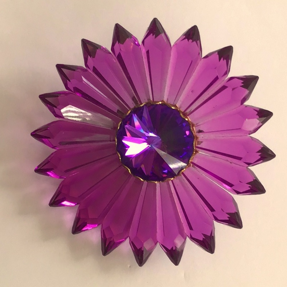 Vintage faceted acrylic flower pin brooch petals 2 1/2” diameter purple